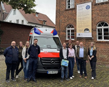 Unterstützen und freuen sich auf die Veranstaltung „Gütersloh rund um die Uhr – 24h Stadtführung: (v.l.) Thorsten Heß (Malteser Gütersloh), Daniela Toman (Stadtführerin), Clara Abelmann (Leitung City- und Tourismusmanagement Gütersloh Marketing), Dr. Franz Jungbluth (Heimatverein Gütersloh), die Stadtführer*innen Elisabeth Erdsiek, Frank Rohland, Louis Lersmacher und Rolf Erdsiek sowie Christina Junkerkalefeld (Geschäftsführerin Gütersloh Marketing). Foto: Gütersloh Marketin