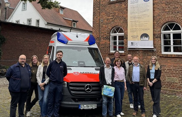 Unterstützen und freuen sich auf die Veranstaltung „Gütersloh rund um die Uhr – 24h Stadtführung: (v.l.) Thorsten Heß (Malteser Gütersloh), Daniela Toman (Stadtführerin), Clara Abelmann (Leitung City- und Tourismusmanagement Gütersloh Marketing), Dr. Franz Jungbluth (Heimatverein Gütersloh), die Stadtführer*innen Elisabeth Erdsiek, Frank Rohland, Louis Lersmacher und Rolf Erdsiek sowie Christina Junkerkalefeld (Geschäftsführerin Gütersloh Marketing). Foto: Gütersloh Marketing