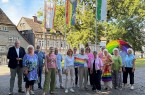 Bürgermeister Daniel Hartmann und Vertreterinnen und Vertreter des Bündnisses für Demokratie und Vielfalt vor der Regenbogenfahne am Stadthaus. Bildquelle: Stadt Höxter