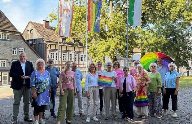 Bürgermeister Daniel Hartmann und Vertreterinnen und Vertreter des Bündnisses für Demokratie und Vielfalt vor der Regenbogenfahne am Stadthaus. Bildquelle: Stadt Höxter