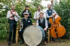 Rootbirds ist eine junge Traditional-Jazz-Band, die das Vermächtnis ihrer Idole fortführt und den Jazz der 1920/30er Jahre wieder aufleben lässt. Eigene Arrangements, im Stile des Chicago Jazz bis hin zur Swing Ära, prägen den Stil. Rootbirds stehen für Vintage-Jazz aber in frischem Gewand. Mit Liebe zum Detail und großer Leidenschaft zu den Originalaufnahmen, interpretieren sie die Musik durch eigene Arrangements und Original-Transkriptionen. Freut Euch auf anspruchsvollen traditionellen Jazz mit extrem authentischem Sound und hohem Unterhaltungswert. Foto © Rootbirds