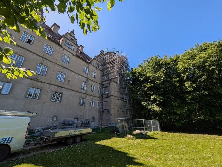 Blick auf den eingerüsteten Nordturm von Schloss Varenholz. (Fotos: LVL)
