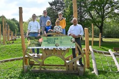BU: v. l.: André Stadermann (Abteilungsleiter Planen/Bauen, Stadt Büren), Michael Kubat (Leiter der Stabsstelle Wirtschaftsförderung, Stadt Büren), Carolin Schepers (Zweckverband Bevorzugtes Erholungsgebiet Bad Wünnenberg/Büren) sowie Bürens Ortsvorsteher und stellvertretender Bürgermeister Wigbert Löper zusammen mit Jette und Leona, die den neuen Kletterpfad in den Almeauen als allererste bespielen durften. Foto: Stadt Büren