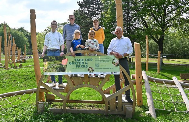 BU: v. l.: André Stadermann (Abteilungsleiter Planen/Bauen, Stadt Büren), Michael Kubat (Leiter der Stabsstelle Wirtschaftsförderung, Stadt Büren), Carolin Schepers (Zweckverband Bevorzugtes Erholungsgebiet Bad Wünnenberg/Büren) sowie Bürens Ortsvorsteher und stellvertretender Bürgermeister Wigbert Löper zusammen mit Jette und Leona, die den neuen Kletterpfad in den Almeauen als allererste bespielen durften. Foto: Stadt Büren