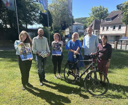 Gemeinsam in die Pedale für das Klima: Im Rahmen des STADTRADELN 2026 rufen die Akteureaus Höxter zur gemeinsamen Kilometerjagd auf. (v. l.): Mobilitätsmanagerin Karolin Bludau,Abteilungsleiter Thomas Schwingel, Klimaschutzmanagerin Katharina Koßmann, Baudezernentin Julia Gogrewe und die Vorsitzenden des ADFC-Kreisverband Höxter, MichaelHärtlein und Julia Schneider freuen sich auf rege Teilnahme bei den geführten Touren unddem geselligen Ausklang. Foto: © Stadt Höxter