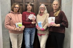 Foto Team AWO Familienbildungswerk. Die Mitarbeiterinnen des AWO Familienbildungswerkes stellen das Jahresprogramm für 2026 vor. © AWO