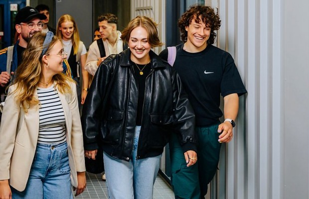 Foto (Universität Paderborn, Besim Mazhiqi): Ab sofort können sich Studieninteressierte an der Universität Paderborn für ihren Wunschstudiengang zum Start im Wintersemester 2026/27 bewerben.