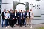 Austausch über das Sachverständigenwesen in OWL: Bernd Falge (IHK Ostwestfalen), Lisa-Sophie Nie-hoff (Landgericht Paderborn), Thilo Pahl (Vizepräsident der IHK Ostwestfalen), Wanessa Straus (IHK Lippe), Jule Schoppmann (OLG Hamm), Frank Walter (Vorsitzender Qualitätszirkel Sachverständigenwesen NRW und Vorsitzender Richter am OLG Hamm), Jürgen Schauf (Sachverständiger im Bauwesen), Bernd Woythe (Vizepräsident LG Paderborn), Matthias Steinbild (Handwerkskammer OWL) und Heiko Gellmann (stellvertretender Hauptgeschäftsführer der IHK Ostwestfalen). Foto: Silke Goller/IHK Ostwestfalen