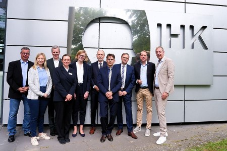 Austausch über das Sachverständigenwesen in OWL: Bernd Falge (IHK Ostwestfalen), Lisa-Sophie Nie-hoff (Landgericht Paderborn), Thilo Pahl (Vizepräsident der IHK Ostwestfalen), Wanessa Straus (IHK Lippe), Jule Schoppmann (OLG Hamm), Frank Walter (Vorsitzender Qualitätszirkel Sachverständigenwesen NRW und Vorsitzender Richter am OLG Hamm), Jürgen Schauf (Sachverständiger im Bauwesen), Bernd Woythe (Vizepräsident LG Paderborn), Matthias Steinbild (Handwerkskammer OWL) und Heiko Gellmann (stellvertretender Hauptgeschäftsführer der IHK Ostwestfalen). Foto: Silke Goller/IHK Ostwestfalen