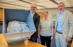Stimmauszählung zur IHK-Vollversammlungswahl (von links): Wahlleiter und IHK-Ehrenpräsident Wolf D. Meier-Scheuen, Christina Meyer aus dem Wahlteam sowie Heiko Gellmann, stellvertretender Hauptgeschäftsführer der IHK. Foto: Tilo Sommer/IHK Ostwestfalen