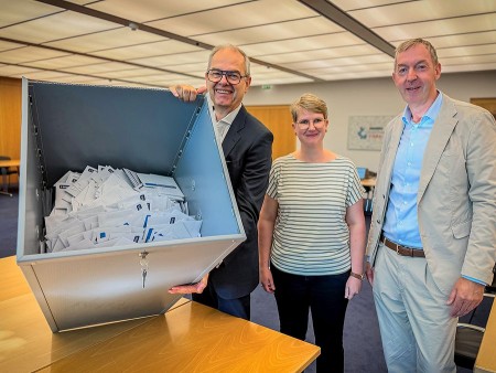 Stimmauszählung zur IHK-Vollversammlungswahl (von links): Wahlleiter und IHK-Ehrenpräsident Wolf D. Meier-Scheuen, Christina Meyer aus dem Wahlteam sowie Heiko Gellmann, stellvertretender Hauptgeschäftsführer der IHK. Foto: Tilo Sommer/IHK Ostwestfalen