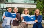 Gemeinsamer Blick in den Gründungsreport (von rechts): IHK-Hauptgeschäftsführerin Petra Pigerl-Radtke, Kathrin Teschke, Referentin für Existenzgründung bei der IHK, sowie das Gründerpaar Christina und Björn Schindler. Foto: Oliver Horst/IHK Ostwestfalen