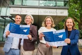 Gemeinsamer Blick in den Gründungsreport (von rechts): IHK-Hauptgeschäftsführerin Petra Pigerl-Radtke, Kathrin Teschke, Referentin für Existenzgründung bei der IHK, sowie das Gründerpaar Christina und Björn Schindler. Foto: Oliver Horst/IHK Ostwestfalen