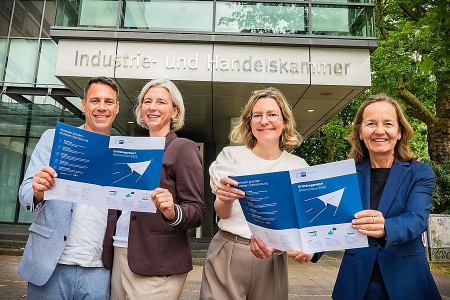 Gemeinsamer Blick in den Gründungsreport (von rechts): IHK-Hauptgeschäftsführerin Petra Pigerl-Radtke, Kathrin Teschke, Referentin für Existenzgründung bei der IHK, sowie das Gründerpaar Christina und Björn Schindler. Foto: Oliver Horst/IHK Ostwestfalen