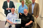 Gemeinsam für die hausärztliche Versorgung vor Ort: Bürgermeister Daniel Hartmann, Dr. Michael Stoltz, Wirtschaftsförderin Jana Jungblut, Dr. Jörg Wohner und Dezernent sowie allg. Vertreter des Bürgermeisters Stefan Fellmann freuen sich über den Start des Medizinischen Versorgungszentrum Höxter GmbH (MVZ). © Stadt Höxter