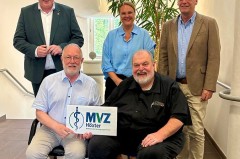 Gemeinsam für die hausärztliche Versorgung vor Ort: Bürgermeister Daniel Hartmann, Dr. Michael Stoltz, Wirtschaftsförderin Jana Jungblut, Dr. Jörg Wohner und Dezernent sowie allg. Vertreter des Bürgermeisters Stefan Fellmann freuen sich über den Start des Medizinischen Versorgungszentrum Höxter GmbH (MVZ). © Stadt Höxter