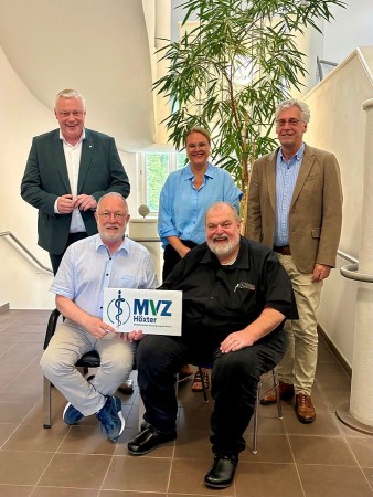 Gemeinsam für die hausärztliche Versorgung vor Ort: Bürgermeister Daniel Hartmann, Dr. Michael Stoltz, Wirtschaftsförderin Jana Jungblut, Dr. Jörg Wohner und Dezernent sowie allg. Vertreter des Bürgermeisters Stefan Fellmann freuen sich über den Start des Medizinischen Versorgungszentrum Höxter GmbH (MVZ). © Stadt Höxter