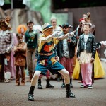 Darsteller in farbenfrohen Kostümen bei einer Aufführung von Shrek – Das Musical auf der Freilichtbühne Bökendorf