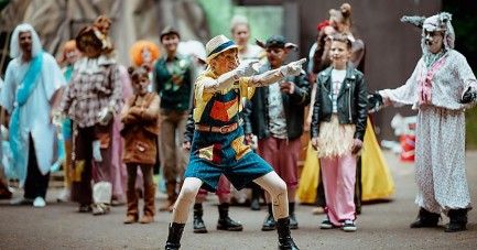 Darsteller in farbenfrohen Kostümen bei einer Aufführung von Shrek – Das Musical auf der Freilichtbühne Bökendorf