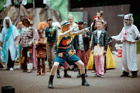 Darsteller in farbenfrohen Kostümen bei einer Aufführung von Shrek – Das Musical auf der Freilichtbühne Bökendorf