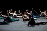 Tänzerinnen und Tänzer des Area Jeune Ballet in einer gemeinsamen Bühnenchoreografie.