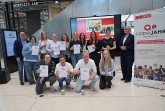 Zwölf Freiwillige des FSJ Lippe.Jahr mit ihren Zertifikaten bei der Abschlussveranstaltung im InnovationSPIN in Lemgo