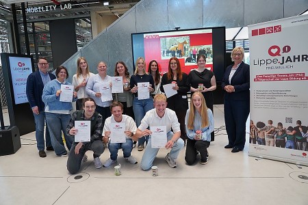 Zwölf Freiwillige des FSJ Lippe.Jahr mit ihren Zertifikaten bei der Abschlussveranstaltung im InnovationSPIN in Lemgo
