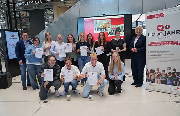 Zwölf Freiwillige des FSJ Lippe.Jahr mit ihren Zertifikaten bei der Abschlussveranstaltung im InnovationSPIN in Lemgo