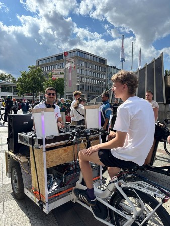 Soundbike beim Auftakt von „Bass on Bikes“ vor dem Bielefelder Rathaus.