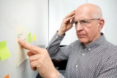 Nach heutigem Stand der Wissenschaft kann eine Verbesserung vieler verschiedener oft miteinander im Zusammenhang stehender Faktoren, wie zum Beispiel ein gesunder Lebensstil mit einer ausgewogenen Ernährung und der Verzicht auf Alkohol und Rauchen, dazu beitragen, dass fast die Hälfte der Demenz-Neuerkrankungen vermieden werden kann. Foto: AOK/Colourbox/hfr.