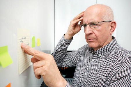 Nach heutigem Stand der Wissenschaft kann eine Verbesserung vieler verschiedener oft miteinander im Zusammenhang stehender Faktoren, wie zum Beispiel ein gesunder Lebensstil mit einer ausgewogenen Ernährung und der Verzicht auf Alkohol und Rauchen, dazu beitragen, dass fast die Hälfte der Demenz-Neuerkrankungen vermieden werden kann. Foto: AOK/Colourbox/hfr.