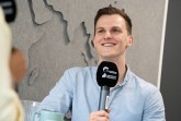 Foto (WFG/Tobias Vorwerk): Lukas Petrasch, Mitgründer und Geschäftsführer von Cargoboard im Gespräch mit Moderatorin Selina Hare für den Podcast "Wissen2Wirtschaft ... und zurück" der Universität und der Wirtschaftsförderung Paderborn.