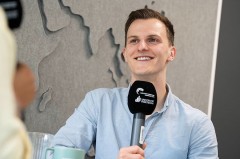 Foto (WFG/Tobias Vorwerk): Lukas Petrasch, Mitgründer und Geschäftsführer von Cargoboard im Gespräch mit Moderatorin Selina Hare für den Podcast "Wissen2Wirtschaft ... und zurück" der Universität und der Wirtschaftsförderung Paderborn.