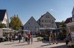 Besucherinnen und Besucher zwischen Marktständen auf dem Bürener Marktplatz bei sonnigem Wetter