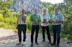 Freuen sich über die frisch gedruckte Ausgabe der “Lippische Kulturlandschaften” zum 100. Jubiläum des Naturschutzgebiet Externsteine (v.l.): Jörg Düning-Gast (Verbands- vorsteher), Dr. Axel Lehmann (Vorsitzender Lippischer Heimatbund), Roland Linde (Historiker) und Michael Kerth (Geologe). Foto: LVL