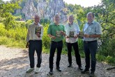 Freuen sich über die frisch gedruckte Ausgabe der “Lippische Kulturlandschaften” zum 100. Jubiläum des Naturschutzgebiet Externsteine (v.l.): Jörg Düning-Gast (Verbands- vorsteher), Dr. Axel Lehmann (Vorsitzender Lippischer Heimatbund), Roland Linde (Historiker) und Michael Kerth (Geologe). Foto: LVL