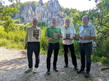 Freuen sich über die frisch gedruckte Ausgabe der “Lippische Kulturlandschaften” zum 100. Jubiläum des Naturschutzgebiet Externsteine (v.l.): Jörg Düning-Gast (Verbands- vorsteher), Dr. Axel Lehmann (Vorsitzender Lippischer Heimatbund), Roland Linde (Historiker) und Michael Kerth (Geologe). Foto: LVL