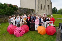 BU Kultursommer02: Organisatoren, Unterstützer, Künstlerinnen und Künstler stellten jetzt im Burgmuseum des Heimatvereins Horn das Programm vor. Die Reihe wird unterstützt durch die Stadt Horn-Bad Meinberg den Energieversorger westenergie, das Autohaus Stricker, Marktkauf Konrad, Theil Schulbedarf, Kneho-Lacke sowie die Sparkasse in Horn-Bad Meinberg und die Volksbank Detmold. Foto: Privat
