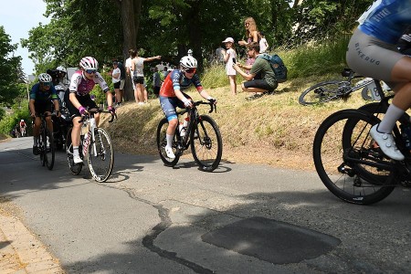 Radrennfahrerinnen bei der Deutschen U23-Meisterschaft auf einem Rundkurs in Weiswampach