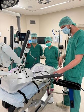 Da-Vinci-Roboter High-Tech-Medizin: Medizinstudierende aus Münster und Bielefeld am Da-Vinci-Operationsroboter im Klinikum Gütersloh. Foto: © Klinikum Gütersloh