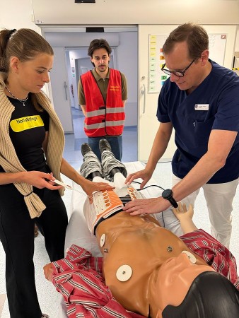 Notfalltraining Wer macht die Ansagen? Studierende der Medizinischen Fakultäten OWL und der Universität Münster trainieren, worauf es im Notfall ankommt. Foto: © Klinikum Gütersloh