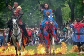 Bieten Stunts hoch zu Ross: Ritterturnier mit Mandshur Tengri. Foto: Huxarium Gartenpark Höxter