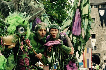 Hochbeinige Hingucker: Die Stelzenwesen Klara Phyll und Herr Blüterich werden auf dem Mittelaltermarkt vom 10. bis 12. Juli im Archäologiepark Höxter unterwegs sein. Foto: Federgeisttheater