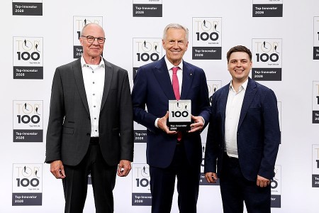 (v.l.) Michael Küllmer (Head of Innovation Management), Christian Wulff (TOP 100-Mentor und ehemaliger Bundespräsident) und Mark Thiel (Unternehmenskommunikation). Foto: Brasseler