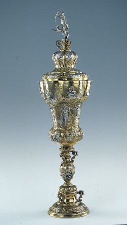 Feuervergoldeter Dianapokal mit der Jagdgöttin Diana auf dem Deckel. Foto: © Weserrenaissance-Museum Schloss Brake
