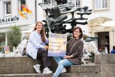 Lena Schräder vom Citymanagement Paderborn und Marie Junker von B&S präsentieren das Veranstaltungsplakat für „Donnerstags in Paderborn“. Foto/Copyright: Citymanagement Paderborn