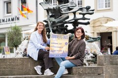 Lena Schräder vom Citymanagement Paderborn und Marie Junker von B&S präsentieren das Veranstaltungsplakat für „Donnerstags in Paderborn“. Foto/Copyright: Citymanagement Paderborn