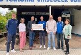 Gräfliche Kliniken überreichen dem TuS Teutonia Vinsebeck einen Spendenscheck über 1.000 Euro