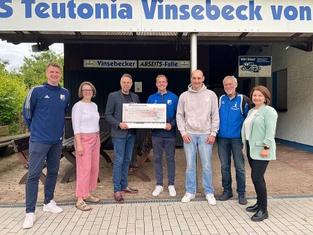 Gräfliche Kliniken überreichen dem TuS Teutonia Vinsebeck einen Spendenscheck über 1.000 Euro