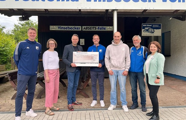 Gräfliche Kliniken überreichen dem TuS Teutonia Vinsebeck einen Spendenscheck über 1.000 Euro